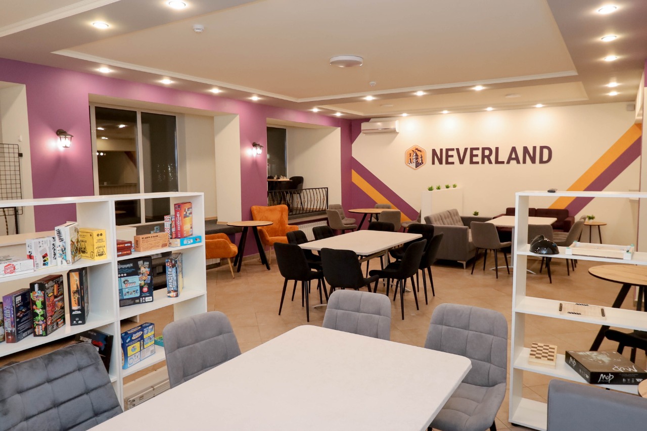 Компания празднует день рождения в Neverland
