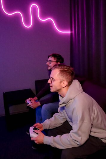 комната люди 2