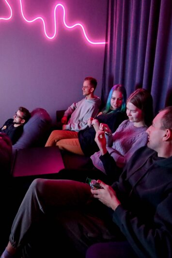 комната люди 1