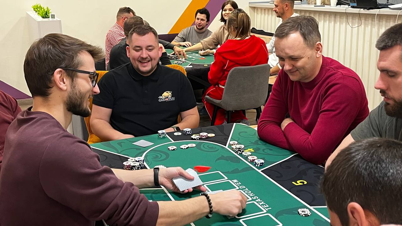 Игра в покер в антикафе Neverland без ставок